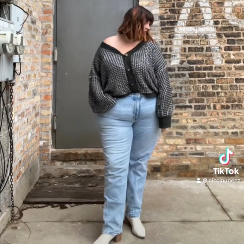 Abercrombie Curve Love Ultra High Rise 90s Straight Jean (US 37)
